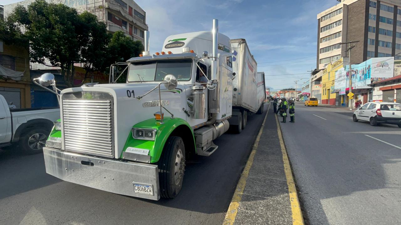 Autoridades consignan documentación de piloto de furgón que se partió en el viaducto «El Amate»
