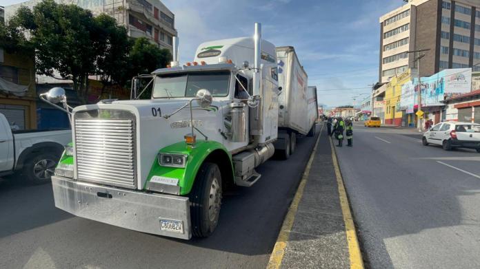 Trailer que su contenedor se partió en el viaducto 