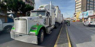 Trailer que su contenedor se partió en el viaducto "El Amate".