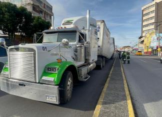 Trailer que su contenedor se partió en el viaducto "El Amate".