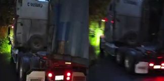 Tráiler averiado en el km 34 de la ruta a Santa Elena Barillas. Foto La Hora: Captura de pantalla