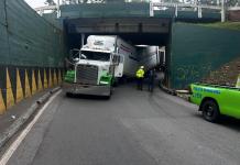 Carga de tráiler obstaculiza viaducto «El Amate» en zona 1 Trailer