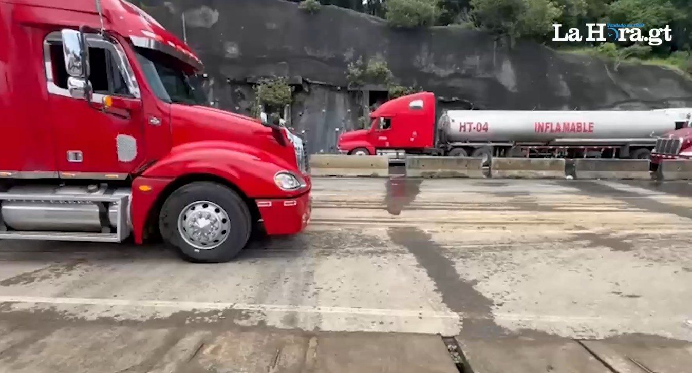 «Llevamos más de 24 horas»: Transportistas varados en carretera a El Salvador piden paciencia y apoyo mientras continúan los derrumbes