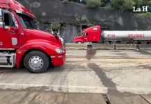«Llevamos más de 24 horas»: Transportistas varados en carretera a El Salvador piden paciencia y apoyo mientras continúan los derrumbes Labores de limpieza en el kilómetro 24 de la carretera a El Salvador. Foto La Hora: Daniel Ramírez.