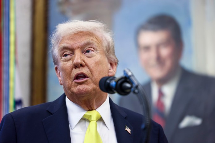 Trump dice que analiza emprender ataques en territorio venezolano.