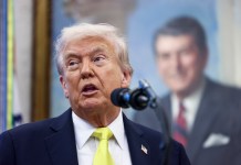 Trump dice que analiza emprender ataques en territorio venezolano.