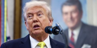 Trump dice que analiza emprender ataques en territorio venezolano.