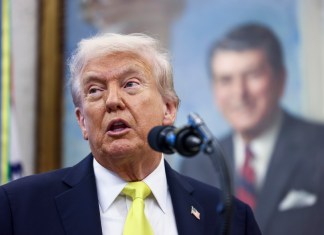 Trump dice que analiza emprender ataques en territorio venezolano.