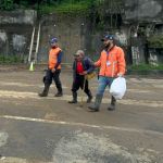 Por segundo día consecutivo, las autoridades mantienen los trabajos de limpieza tras el derrumbe ocurrido en el kilómetro 24 de la carretera a El Salvador. Foto La Hora: Daniel Ramírez.