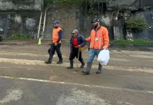 Derrumbe en carretera a El Salvador: Afectados narran dificultades Por segundo día consecutivo, las autoridades mantienen los trabajos de limpieza tras el derrumbe ocurrido en el kilómetro 24 de la carretera a El Salvador. Foto La Hora: Daniel Ramírez.
