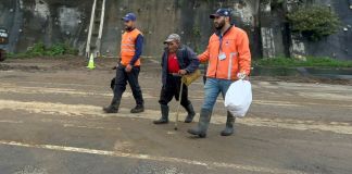 Por segundo día consecutivo, las autoridades mantienen los trabajos de limpieza tras el derrumbe ocurrido en el kilómetro 24 de la carretera a El Salvador. Foto La Hora: Daniel Ramírez.