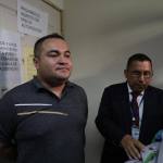 Víctor Alveño, ex subdirector de Fraijanes II es trasladado al Juzgado Tercero Penal para enfrentar primera declaración por fuga de reos. Foto La Hora: Daniel Ramírez