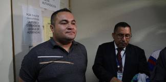 Víctor Alveño, ex subdirector de Fraijanes II es trasladado al Juzgado Tercero Penal para enfrentar primera declaración por fuga de reos. Foto La Hora: Daniel Ramírez