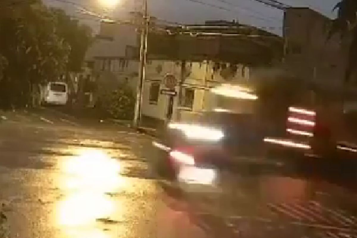 Video: Motociclista que viajaba a exceso de velocidad es arrollado por un tráiler en la zona 12 capitalina