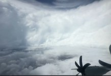 Vuelo de reconocimiento del escuadrón meteorológico de la Fuerza Aérea de EE. UU. Foto La Hora: RRSS @sentdefender