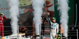 El británico Lando Norris de McLaren, celebra al ganar el Gran Premio de México de la Fórmula Uno este domingo, en el Autódromo Hermanos Rodríguez en Ciudad de México. Foto La Hora: EFE