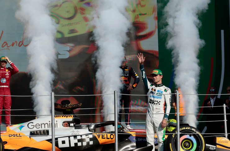 El británico Lando Norris de McLaren, celebra al ganar el Gran Premio de México de la Fórmula Uno este domingo, en el Autódromo Hermanos Rodríguez en Ciudad de México. Foto La Hora: EFE