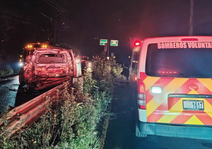 Colisión entre ambulancia y bus deja varios heridos en el km 38 de la ruta Interamericana. Foto: Bomberos Voluntarios Sumpango