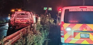 Colisión entre ambulancia y bus deja varios heridos en el km 38 de la ruta Interamericana. Foto: Bomberos Voluntarios Sumpango