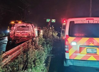 Colisión entre ambulancia y bus deja varios heridos en el km 38 de la ruta Interamericana. Foto: Bomberos Voluntarios Sumpango