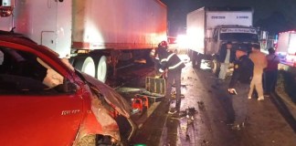 Múltiple colisión entre dos vehículos de transporte pesado y un vehículo tipo pick-up en el km 62 Ruta Interamericana. Foto: ASONBOMD GUATEMALA