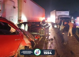 Múltiple colisión entre dos vehículos de transporte pesado y un vehículo tipo pick-up en el km 62 Ruta Interamericana. Foto: ASONBOMD GUATEMALA