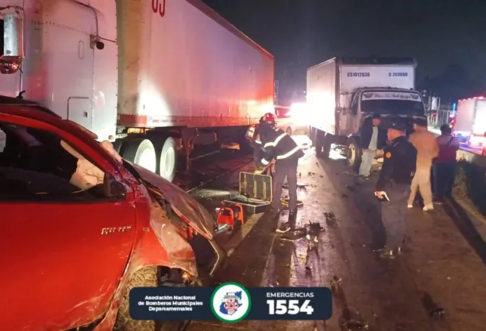 accidente Múltiple colisión entre dos vehículos de transporte pesado y un vehículo tipo pick-up en el km 62 Ruta Interamericana. Foto: ASONBOMD GUATEMALA