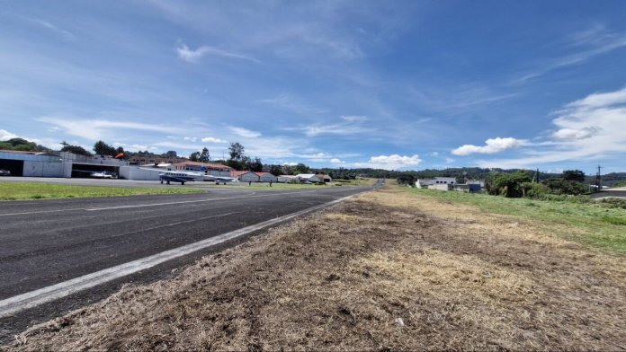 aerodromo La DGAC realiza chapeo como mantenimiento en el aeródromo de Cobán.