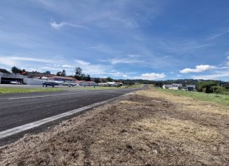 Autoridades de la DGAC realizan chapeo de 30 mil metros en aeródromo de Cobán La DGAC realiza chapeo como mantenimiento en el aeródromo de Cobán.
