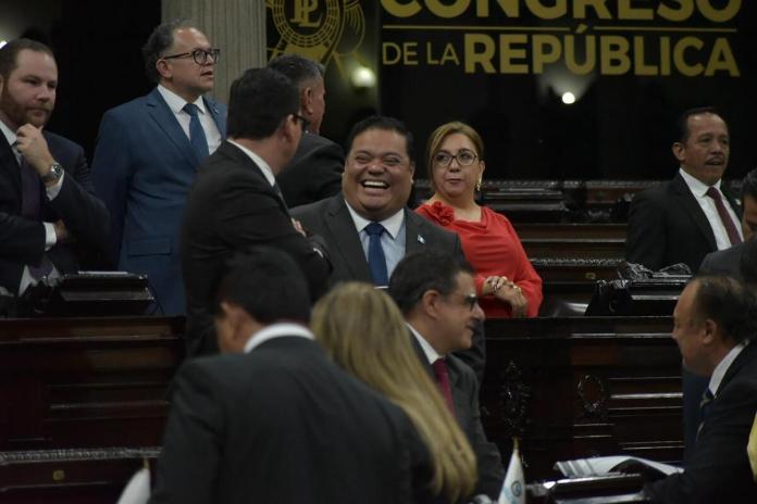 El diputado Allan Rodríguez muestra su alegría por haber logrado una votación que propuso su colega Álvaro Arzú Escobar para obviar el veto presidenical al Decreto 7-2025. Foto: La Hora / José Orozco