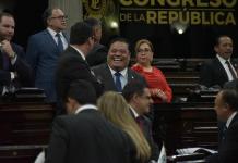 El diputado Allan Rodríguez muestra su alegría por haber logrado una votación que propuso su colega Álvaro Arzú Escobar para obviar el veto presidenical al Decreto 7-2025. Foto: La Hora / José Orozco
