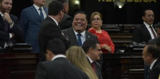 El diputado Allan Rodríguez muestra su alegría por haber logrado una votación que propuso su colega Álvaro Arzú Escobar para obviar el veto presidenical al Decreto 7-2025. Foto: La Hora / José Orozco