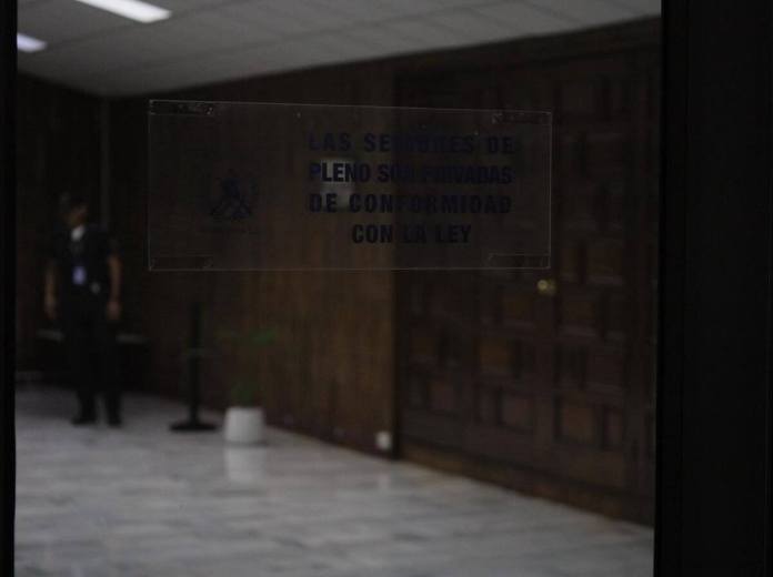 amenaza periodista Un miembro de la seguridad de los magistrados de la CSJ intentó evitar la labor periodística de La Hora en la elección de presidente. Foto La Hora: Daniel Ramírez