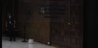 Un miembro de la seguridad de los magistrados de la CSJ intentó evitar la labor periodística de La Hora en la elección de presidente. Foto La Hora: Daniel Ramírez