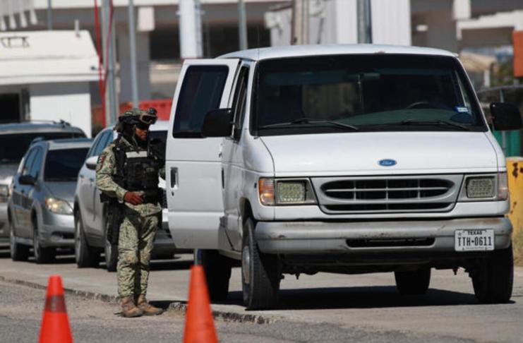 México y Estados Unidos lanzaron una nueva iniciativa conjunta para frenar el tráfico de armas hacia territorio mexicano, en un intento por atacar una de las principales fuentes de violencia en el país: el ingreso ilegal de armamento desde el norte hacia el sur, algo que pudo constatar EFE este lunes en la fronteriza Ciudad Juárez. Foto: La Hora: EFE/Luis Torres