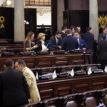 Allan Rodríguez y Álvaro Arzú Escobar conversan luego de gritar al presidente del Congreso. Foto: La Hora