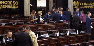 Allan Rodríguez y Álvaro Arzú Escobar conversan luego de gritar al presidente del Congreso. Foto: La Hora
