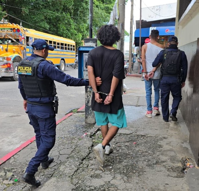 PNC reporta la captura de dos presuntos asaltantes en Escuintla.