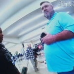 Grabación de la cámara corporal de la policía del 20 de octubre de 2025 muestra a Billy Joe Cagle, de Cartersville, Georgia, a la derecha, hablando con los agentes de policía antes de ser arrestado dentro de la terminal nacional del Aeropuerto Internacional Hartsfield-Jackson de Atlanta en Atlanta. Foto: AP