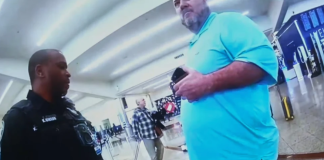 Grabación de la cámara corporal de la policía del 20 de octubre de 2025 muestra a Billy Joe Cagle, de Cartersville, Georgia, a la derecha, hablando con los agentes de policía antes de ser arrestado dentro de la terminal nacional del Aeropuerto Internacional Hartsfield-Jackson de Atlanta en Atlanta. Foto: AP