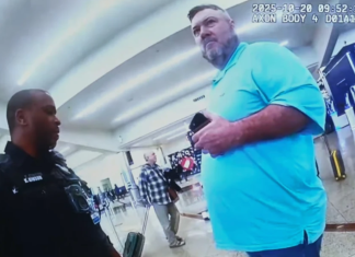 Grabación de la cámara corporal de la policía del 20 de octubre de 2025 muestra a Billy Joe Cagle, de Cartersville, Georgia, a la derecha, hablando con los agentes de policía antes de ser arrestado dentro de la terminal nacional del Aeropuerto Internacional Hartsfield-Jackson de Atlanta en Atlanta. Foto: AP