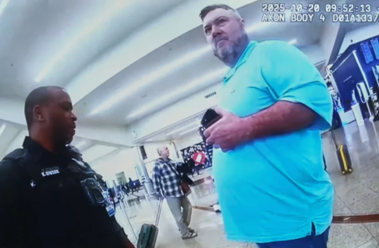 Grabación de la cámara corporal de la policía del 20 de octubre de 2025 muestra a Billy Joe Cagle, de Cartersville, Georgia, a la derecha, hablando con los agentes de policía antes de ser arrestado dentro de la terminal nacional del Aeropuerto Internacional Hartsfield-Jackson de Atlanta en Atlanta. Foto: AP