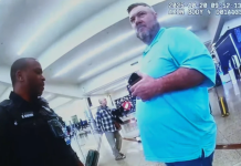 Autoridades arrestan a un hombre acusado de planear un tiroteo en el aeropuerto de Atlanta Grabación de la cámara corporal de la policía del 20 de octubre de 2025 muestra a Billy Joe Cagle, de Cartersville, Georgia, a la derecha, hablando con los agentes de policía antes de ser arrestado dentro de la terminal nacional del Aeropuerto Internacional Hartsfield-Jackson de Atlanta en Atlanta. Foto: AP