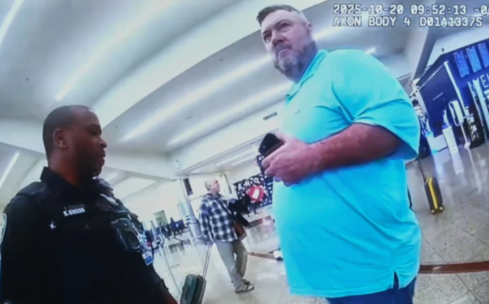 atlanta Grabación de la cámara corporal de la policía del 20 de octubre de 2025 muestra a Billy Joe Cagle, de Cartersville, Georgia, a la derecha, hablando con los agentes de policía antes de ser arrestado dentro de la terminal nacional del Aeropuerto Internacional Hartsfield-Jackson de Atlanta en Atlanta. Foto: AP