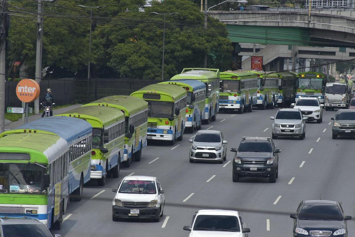 Manifestación de buses por pago de subsidio se desarrolla este lunes. Foto: José Orozco