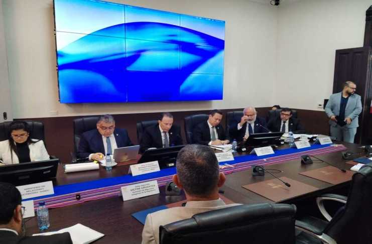 El presidente del Banguat, Álvaro González Ricci, se pronuncia por la mejora del país en materia financiera y económica. Foto: La Hora