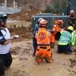 Autoridades confirman rescate exitoso de brigadistas atrapados durante labores de búsqueda.
