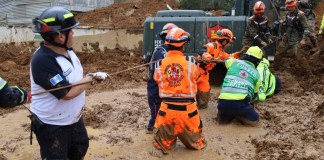 Autoridades confirman rescate exitoso de brigadistas atrapados durante labores de búsqueda.