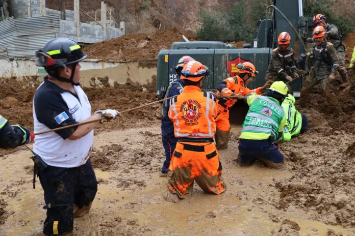 brigadistas Autoridades confirman rescate exitoso de brigadistas atrapados durante labores de búsqueda.