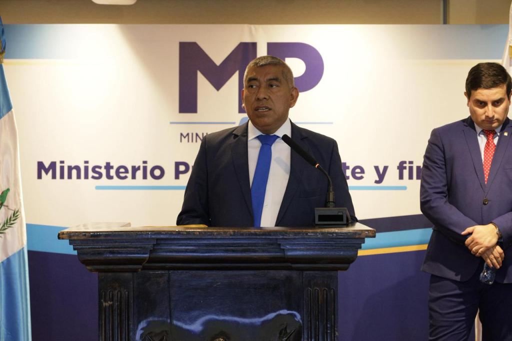El jefe de la Fiscalía Especial Contra la Impunidad (FECI), Rafael Curruchiche, señaló al presidente Bernardo Arévalo y su hermano de corrupción. Foto La Hora: Daniel Ramírez